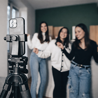 Video TikTok gruppo amici contenuto sociale virale