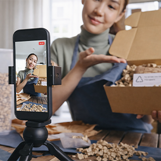 Video TikTok unboxing pacchi e-commerce shopping