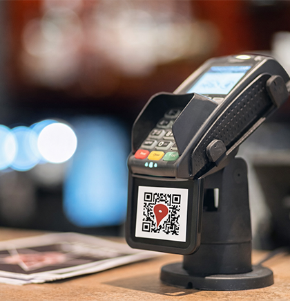 QR Code posizionato vicino al POS per raccolta recensioni al pagamento